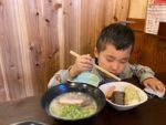 【島根県松江市】とっても美味しい東出雲町のラーメン屋さん「雲-くも-」のお子様らーめんのセットを食べている子どもちゃん。たまたま目つぶり。寝てませんよー！w